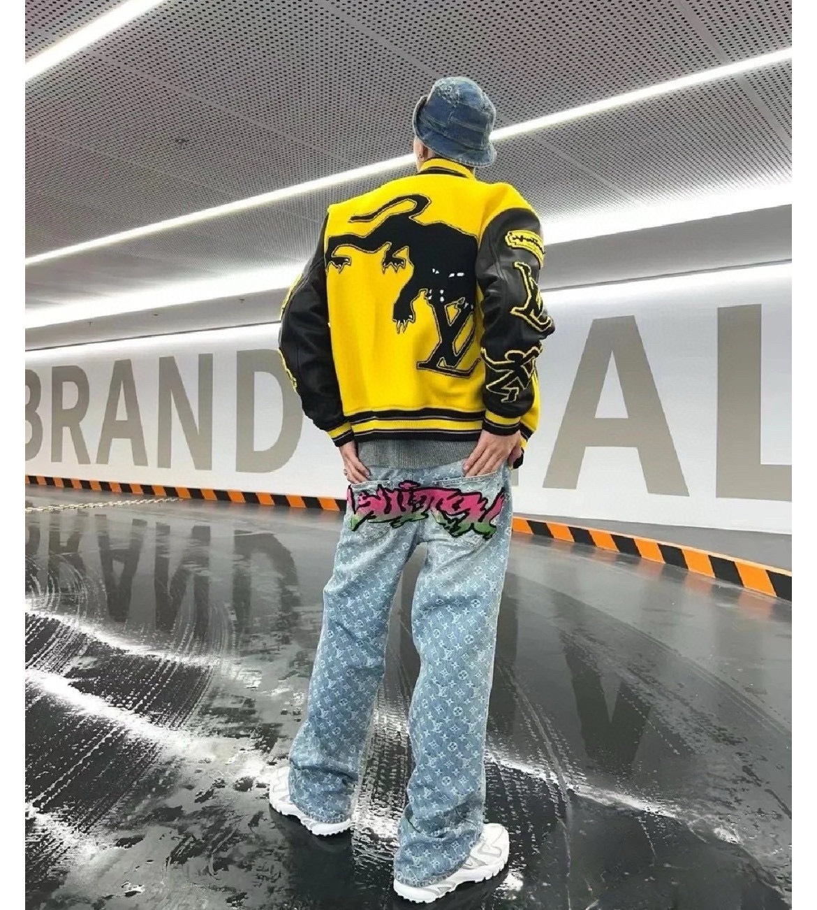 1V Printed denim pants