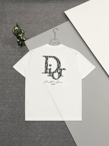 DD Embroidered large logo T-shirt on the back