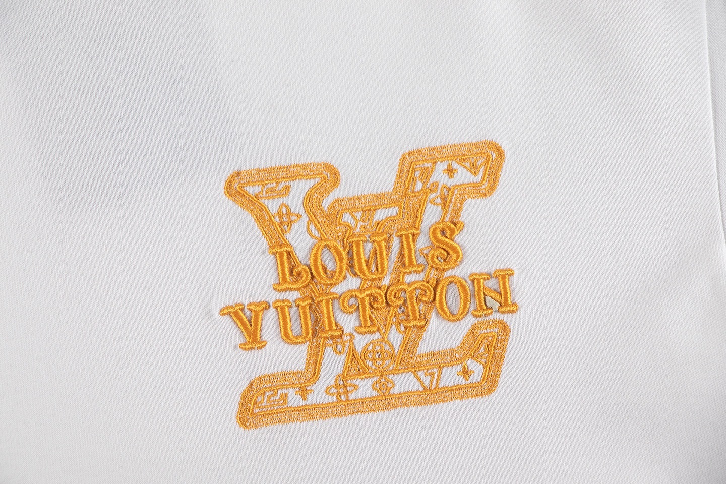 1V Embroidered logo short sleeved T-shirt