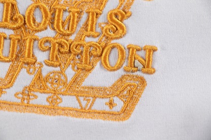 1V Embroidered logo short sleeved T-shirt