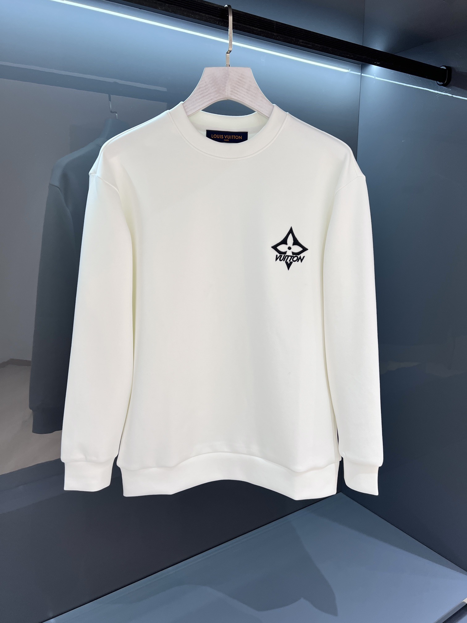 1V Small logo embroidered long sleeved round neck sweatshirt