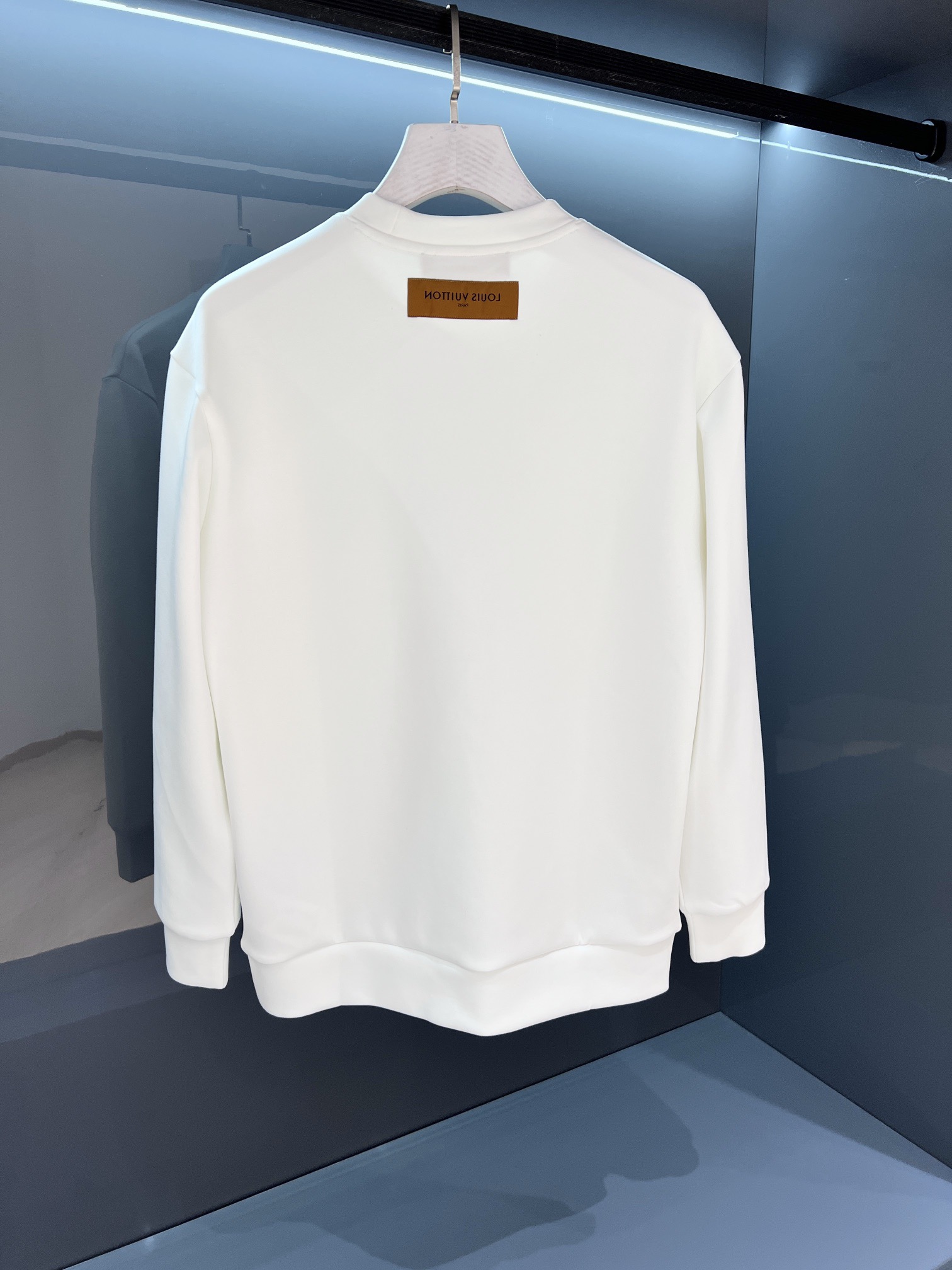 1V Small logo embroidered long sleeved round neck sweatshirt