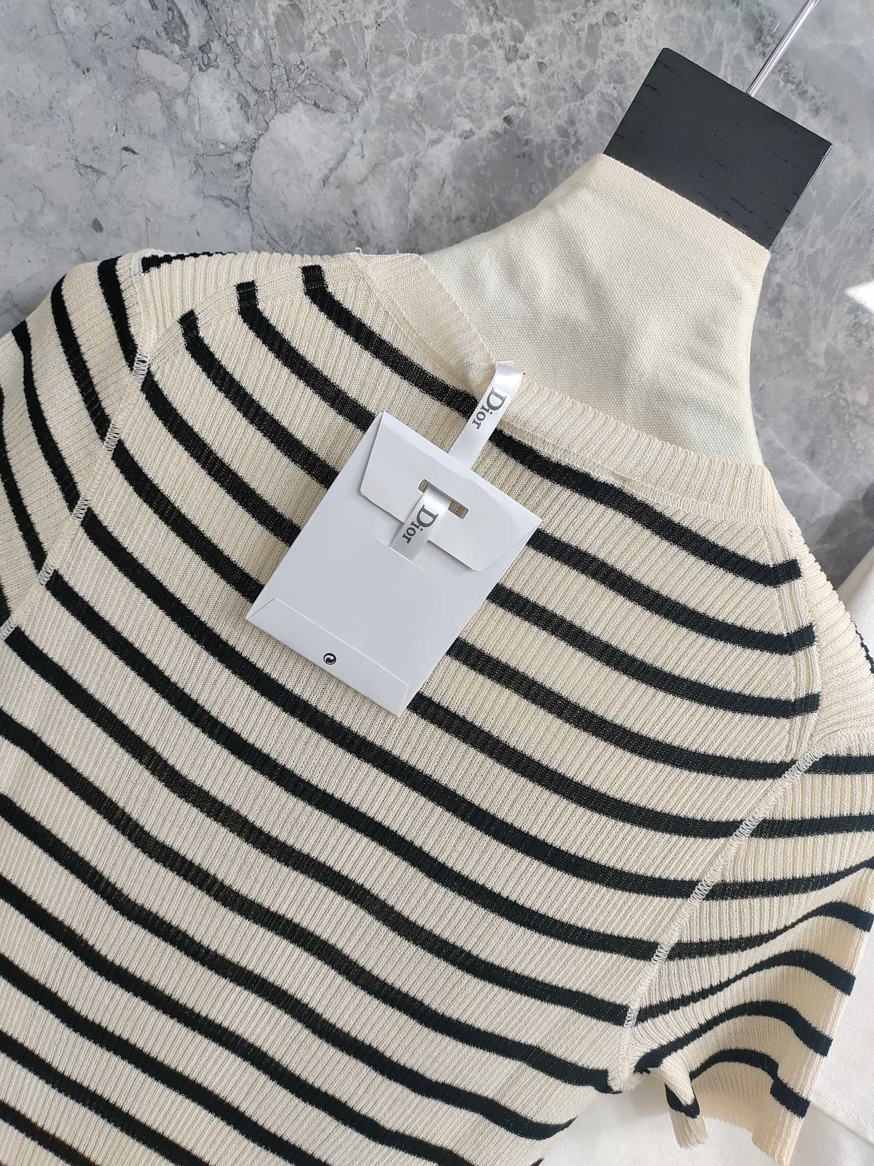 DIA 2025SS Classic Knitted T with Striped Alphabet