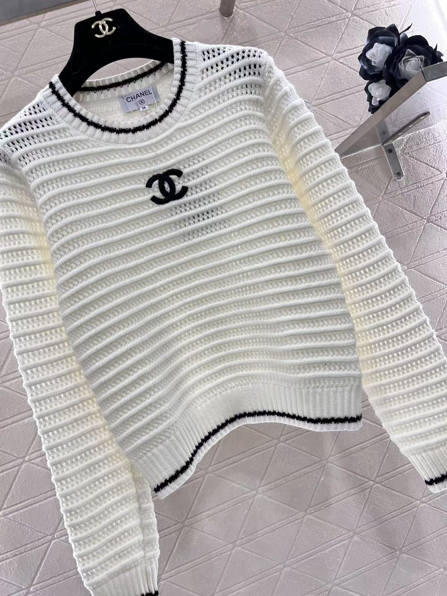 Round neck hollow crocheted long-sleeved sweater