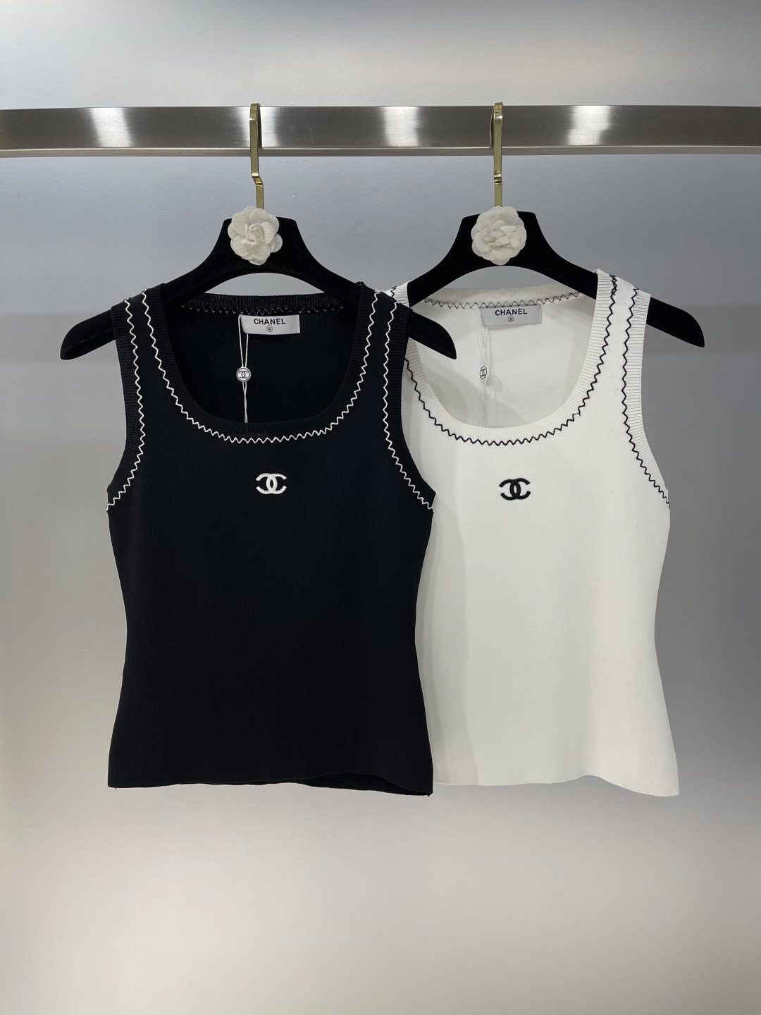 XX Wave edge knitted vest in 2 colors