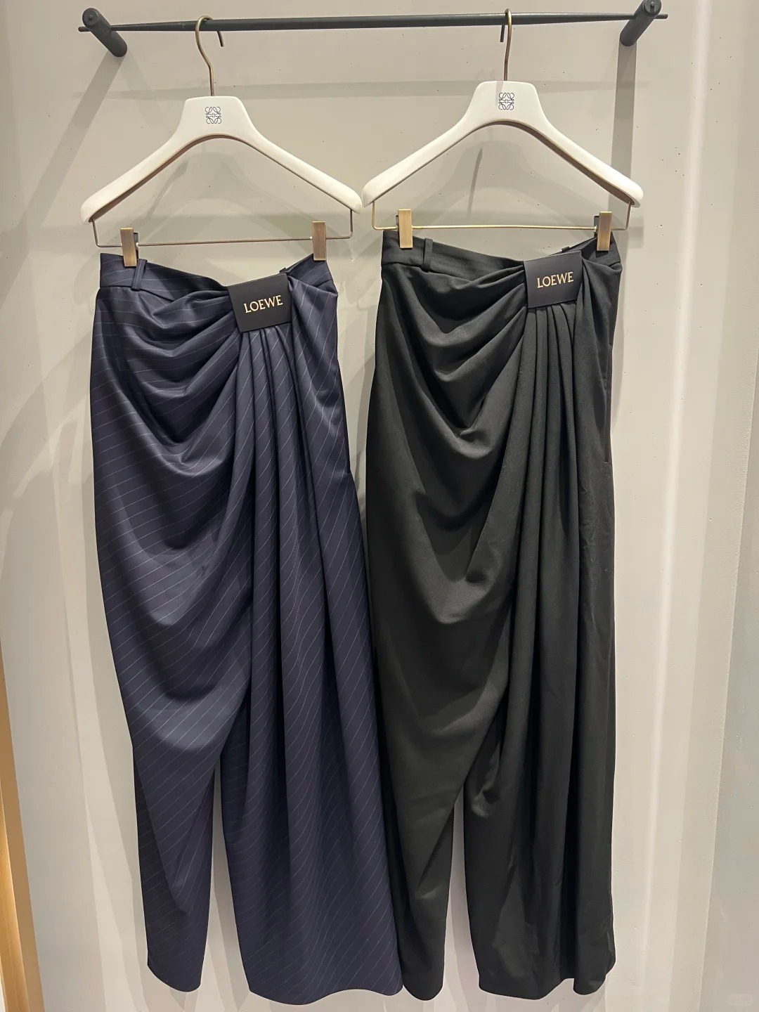 LOE25SS High-Waisted Pleated Pants