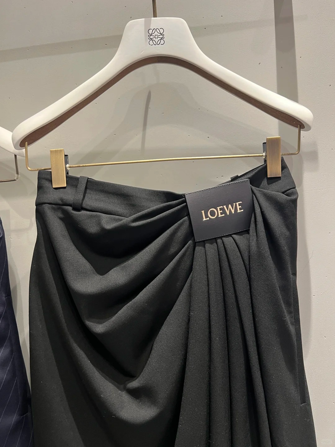 LOE25SS High-Waisted Pleated Pants