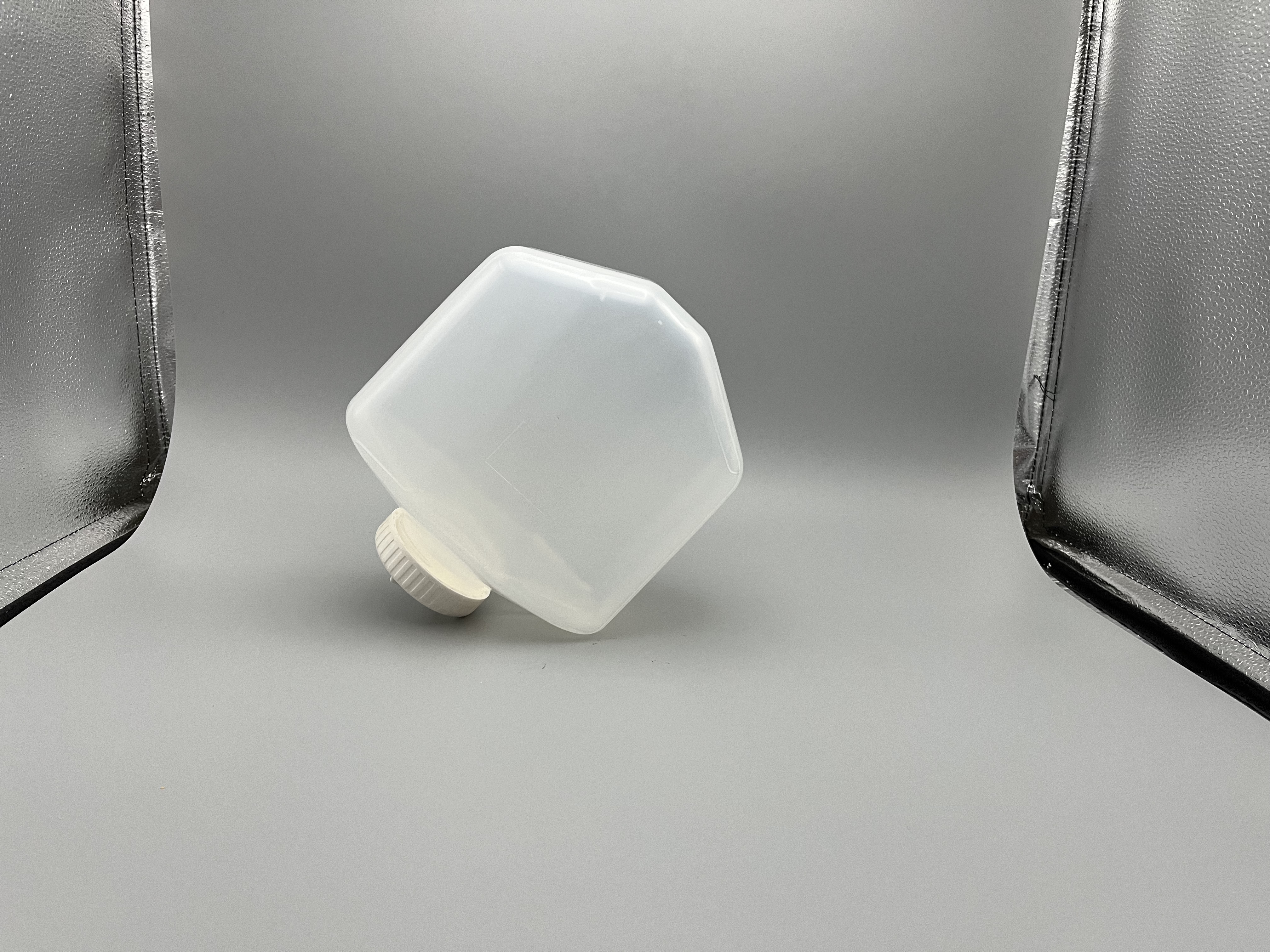 175x110x207mm in Size 2400ml Centrifgal Bottle-乐朴医疗