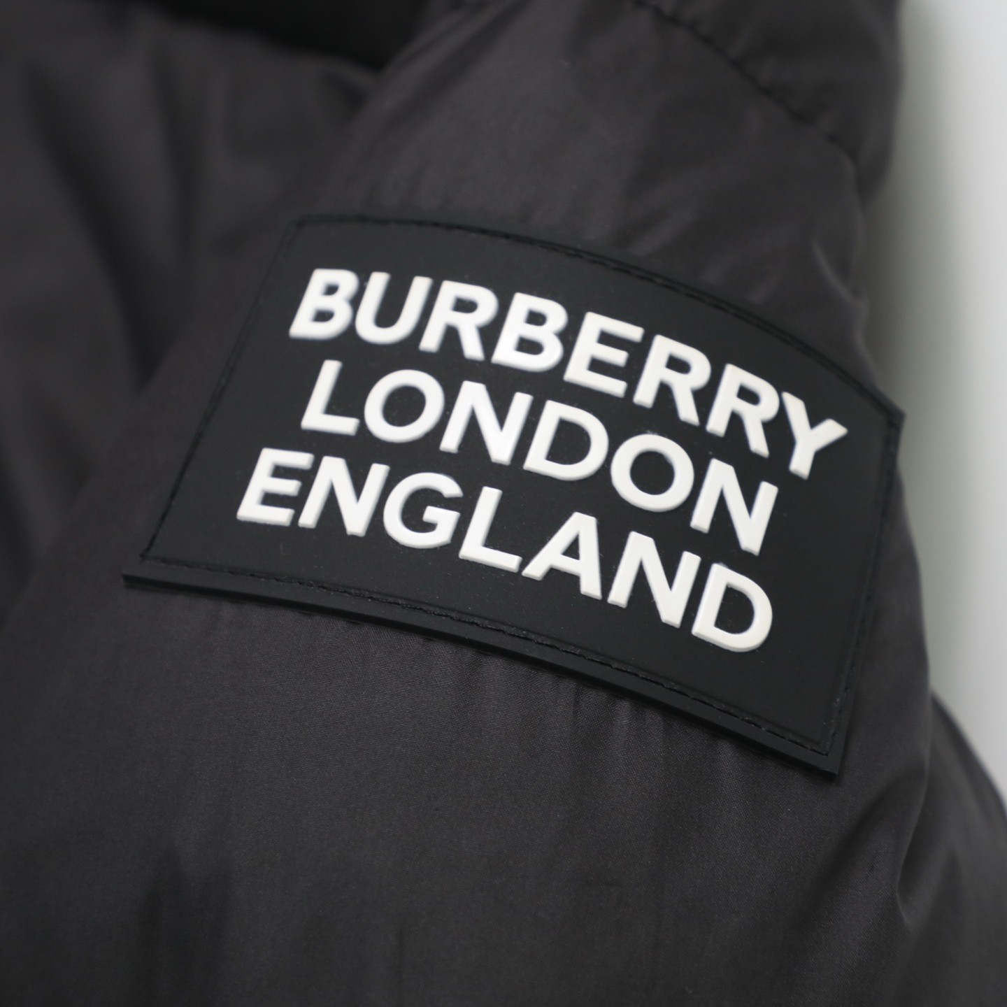 【BUREERRY旗艦店】（バーバリー）着脱式ダウンジャケット、ご好評に付き再入荷！！