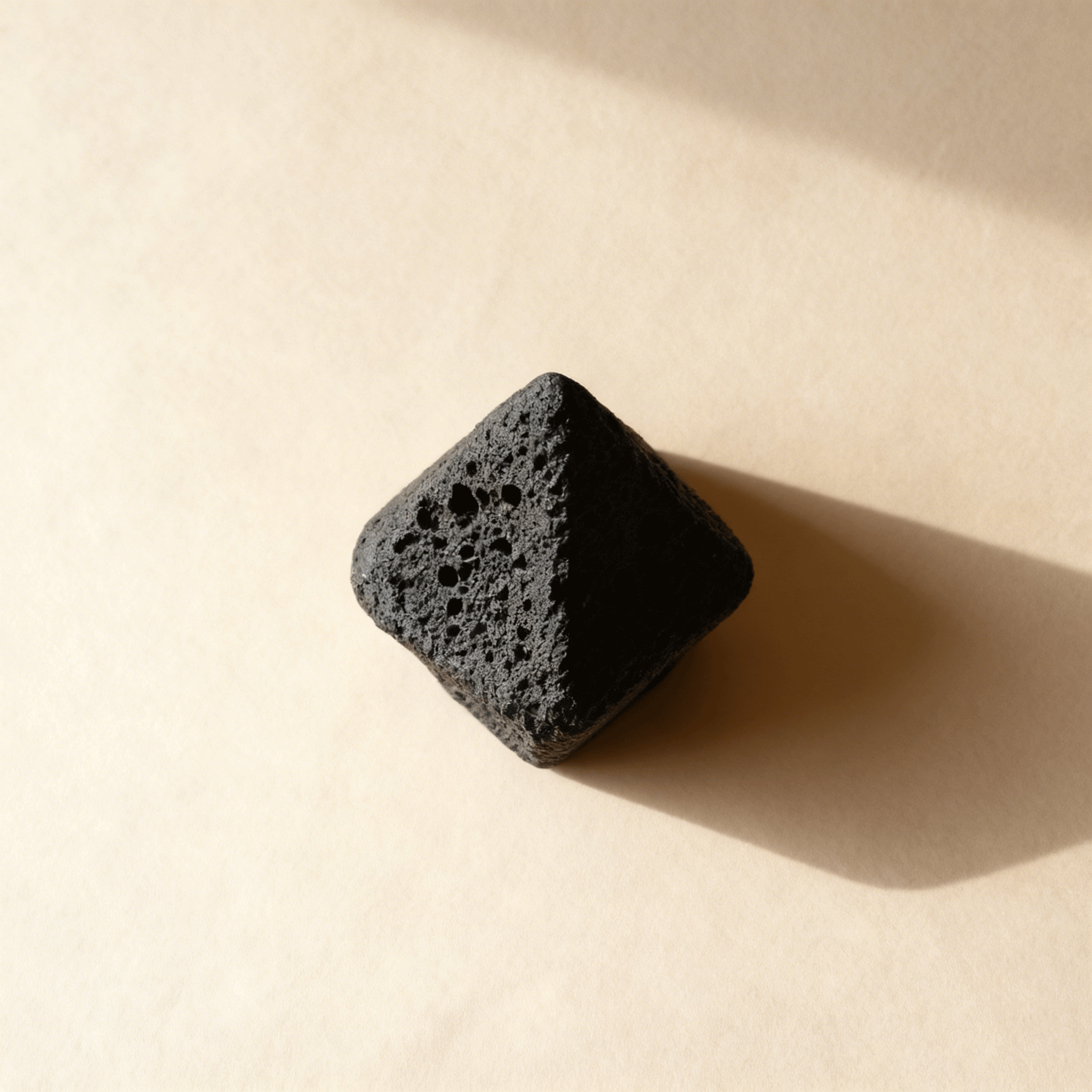 黑色手工皂近拍細節質感