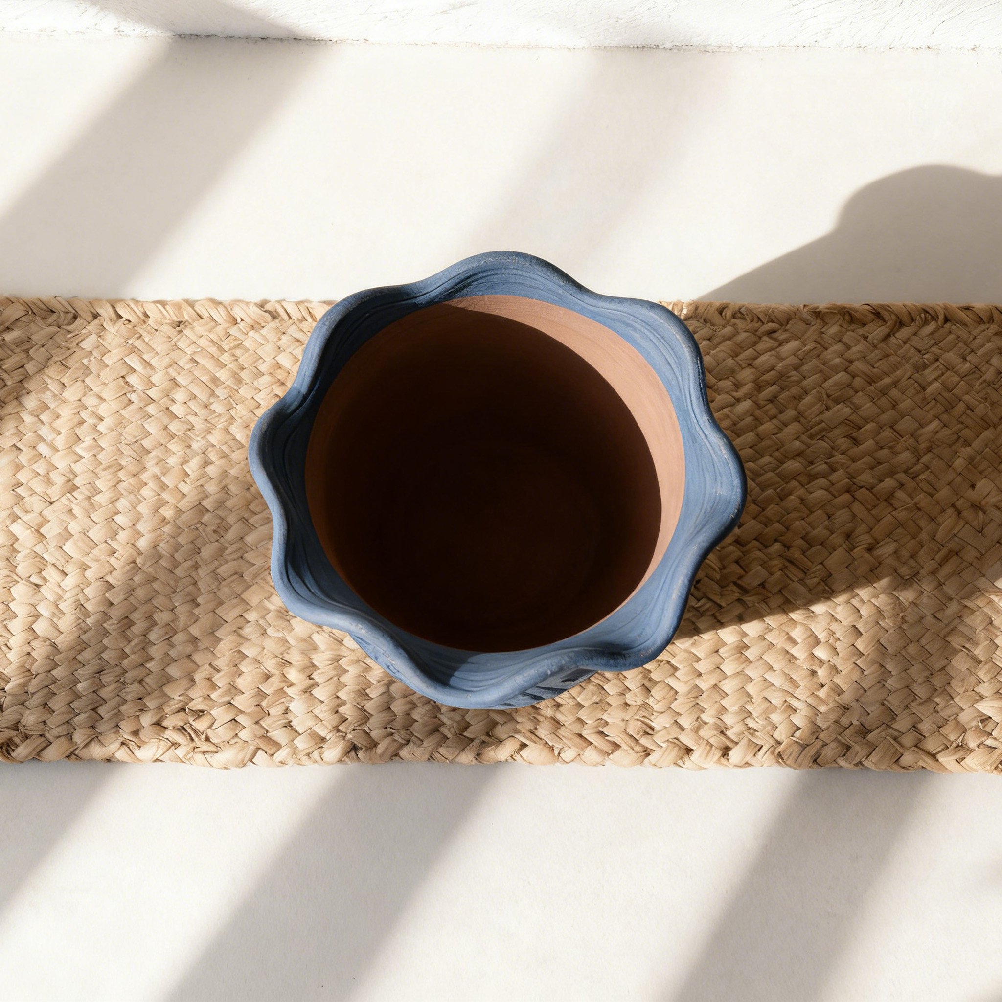 高質感雕刻花紋陶瓷盆栽容器特寫