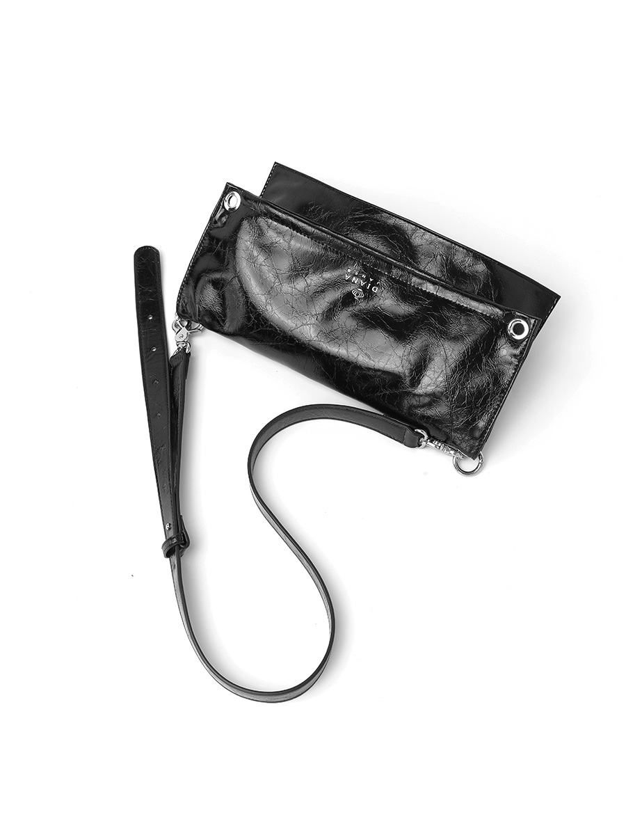 Black oil-waxed leather bag with silver chain