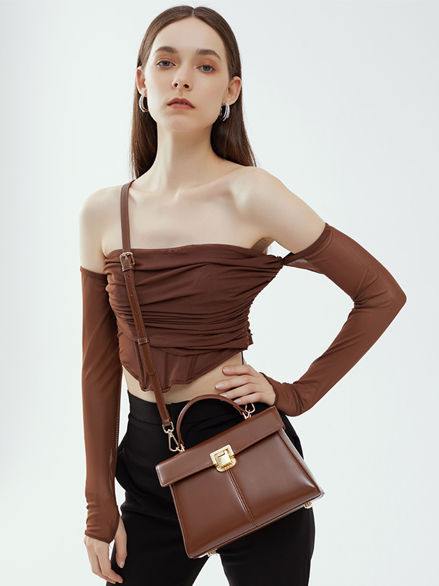 Horseshoe buckle commuting Kelly bag