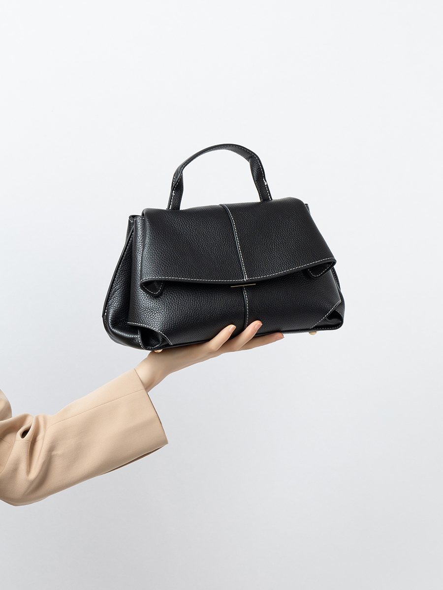 Elegant, versatile tote bag