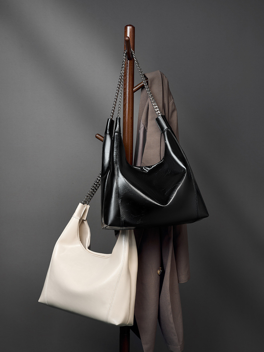 Chain commuting tote bag