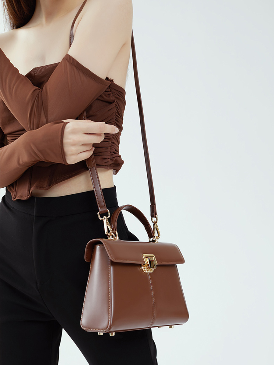 Horseshoe buckle commuting Kelly bag