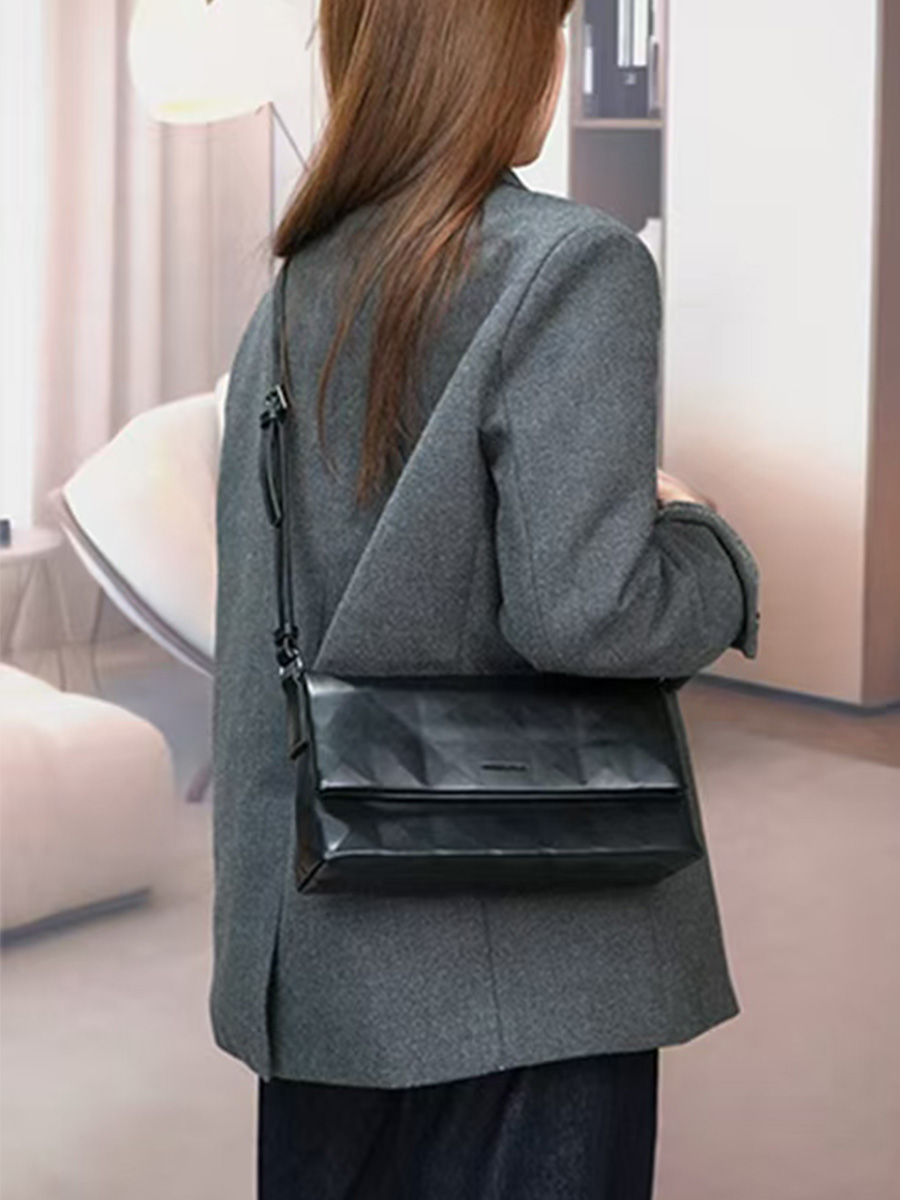 Diamond-Patterned Single-Shoulder Crossbody Commuter Bag