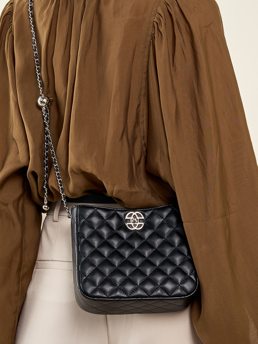 Commuter chain bucket bag