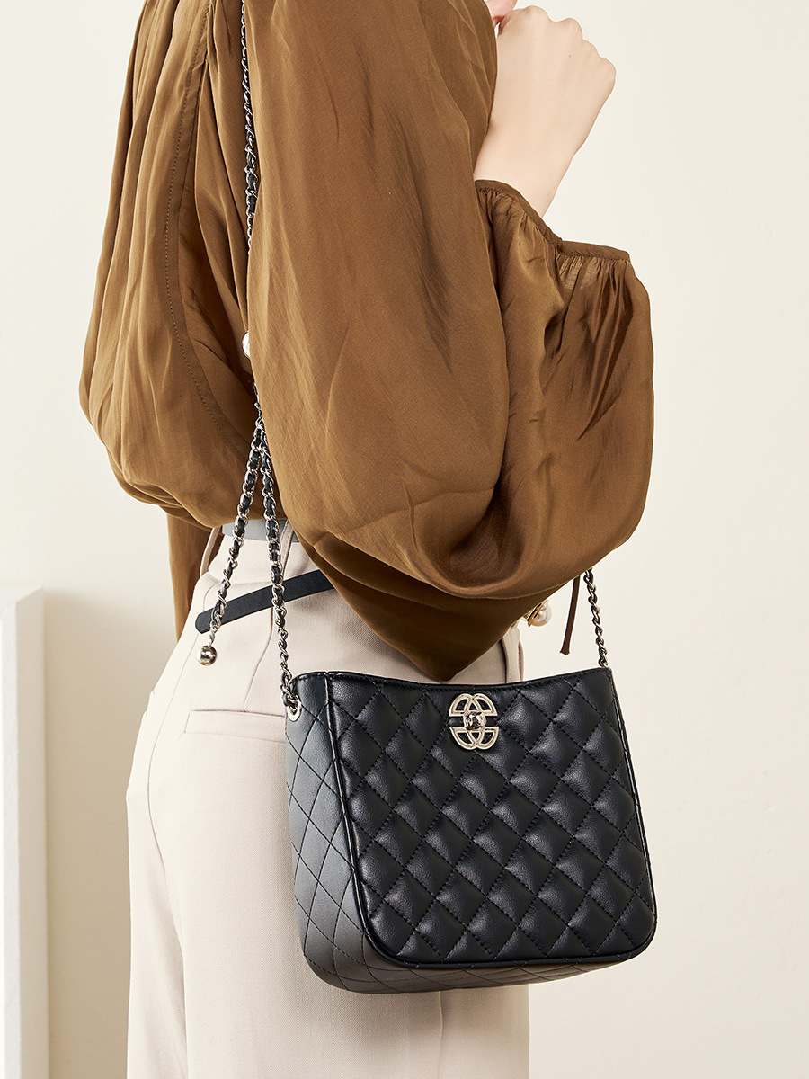 Commuter chain bucket bag