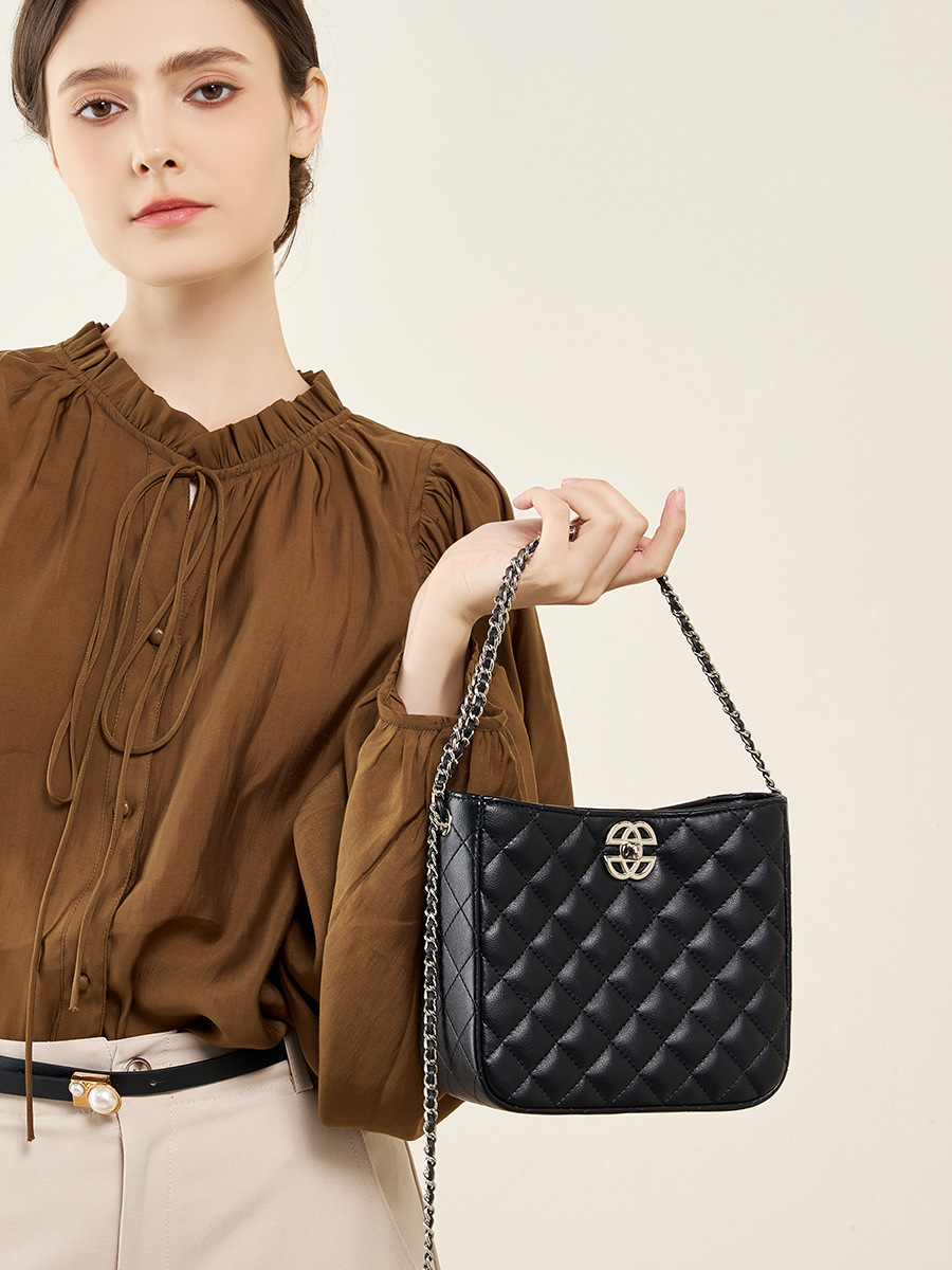 Commuter chain bucket bag