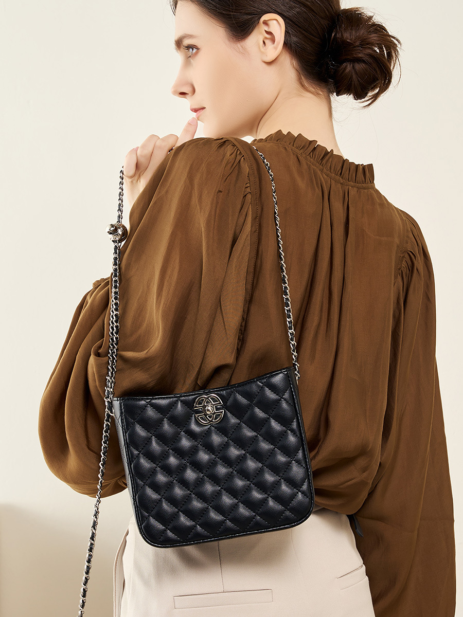 Commuter chain bucket bag