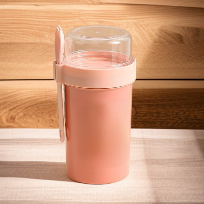 ถ้วยสลัดข้าวโอ๊ตสองชั้นที่มีฝาปิดพร้อมช้อนถ้วยอาหารเช้า