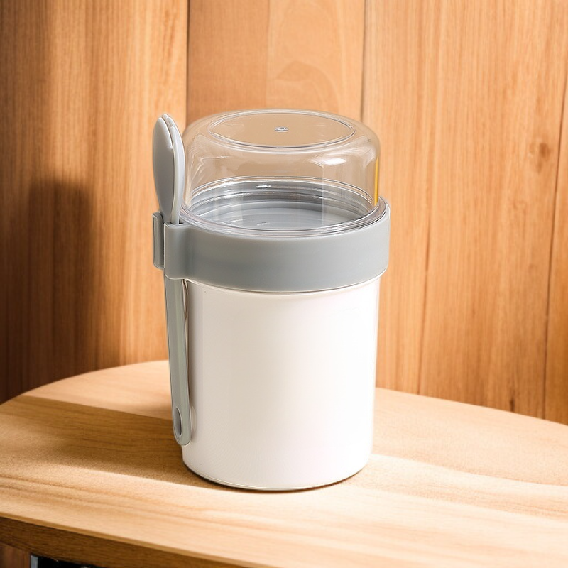 ถ้วยสลัดข้าวโอ๊ตสองชั้นที่มีฝาปิดพร้อมช้อนถ้วยอาหารเช้า