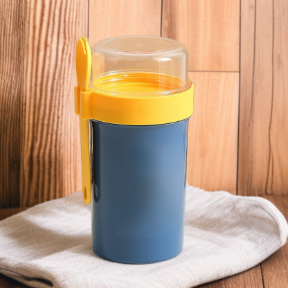 ถ้วยสลัดข้าวโอ๊ตสองชั้นที่มีฝาปิดพร้อมช้อนถ้วยอาหารเช้า