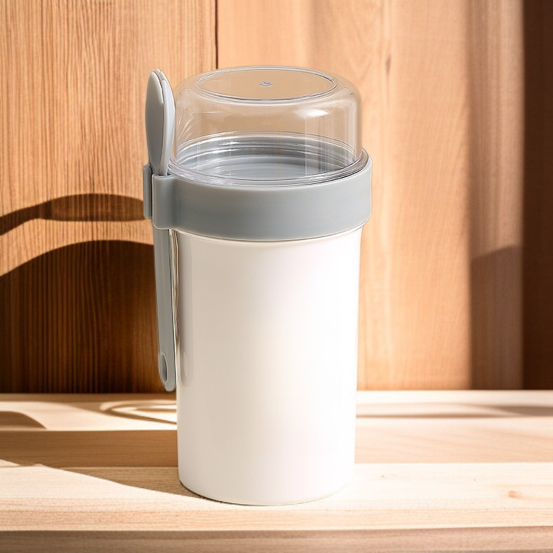 ถ้วยสลัดข้าวโอ๊ตสองชั้นที่มีฝาปิดพร้อมช้อนถ้วยอาหารเช้า