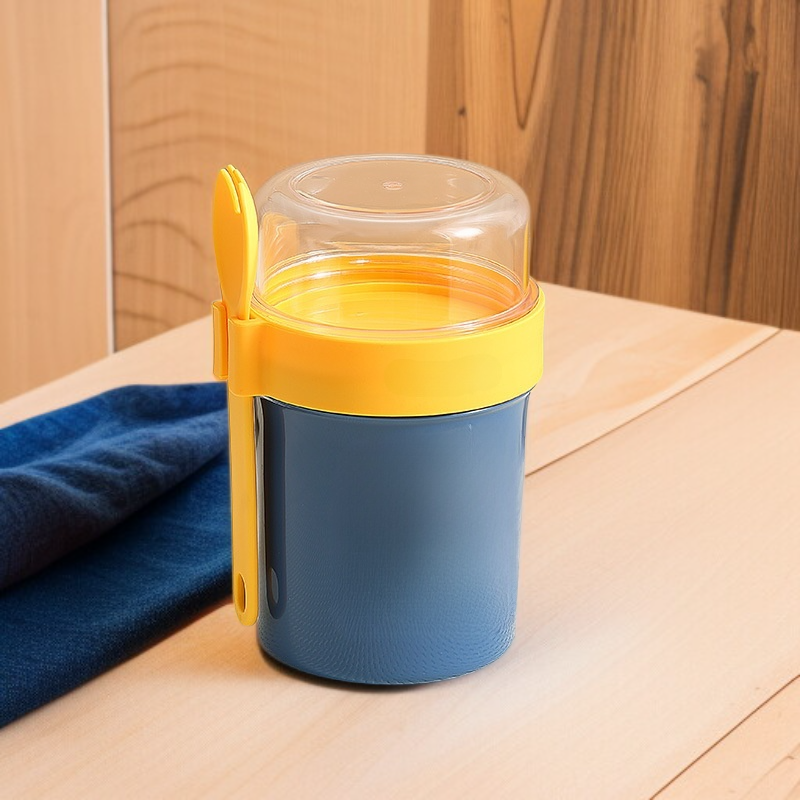 ถ้วยสลัดข้าวโอ๊ตสองชั้นที่มีฝาปิดพร้อมช้อนถ้วยอาหารเช้า