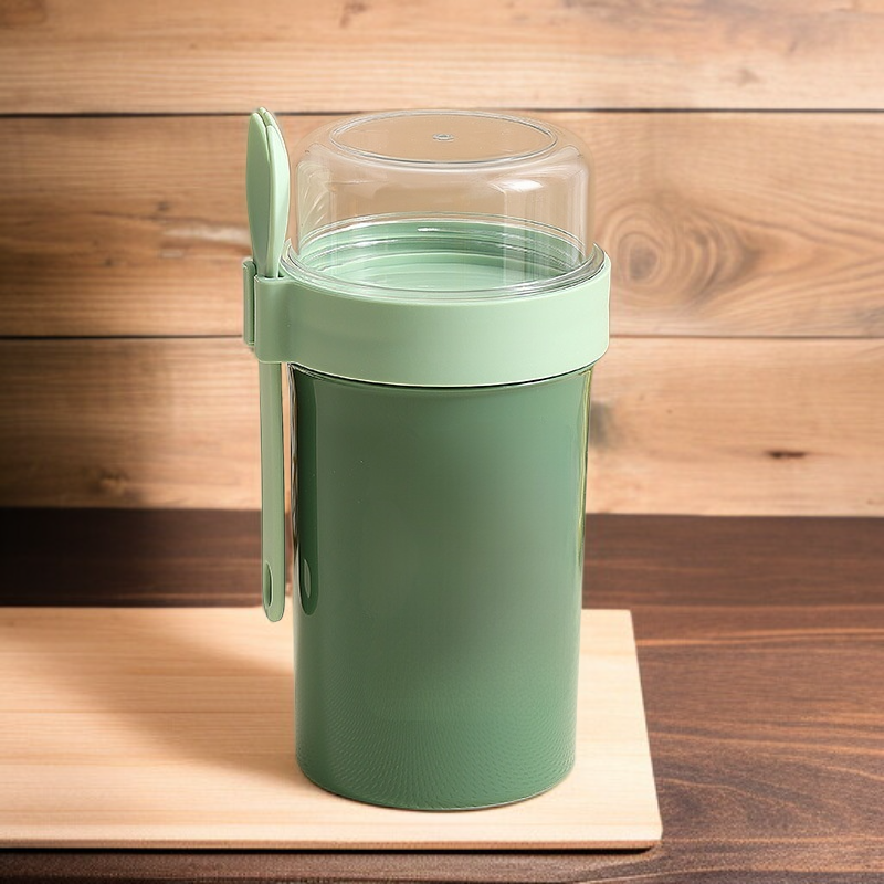 ถ้วยสลัดข้าวโอ๊ตสองชั้นที่มีฝาปิดพร้อมช้อนถ้วยอาหารเช้า