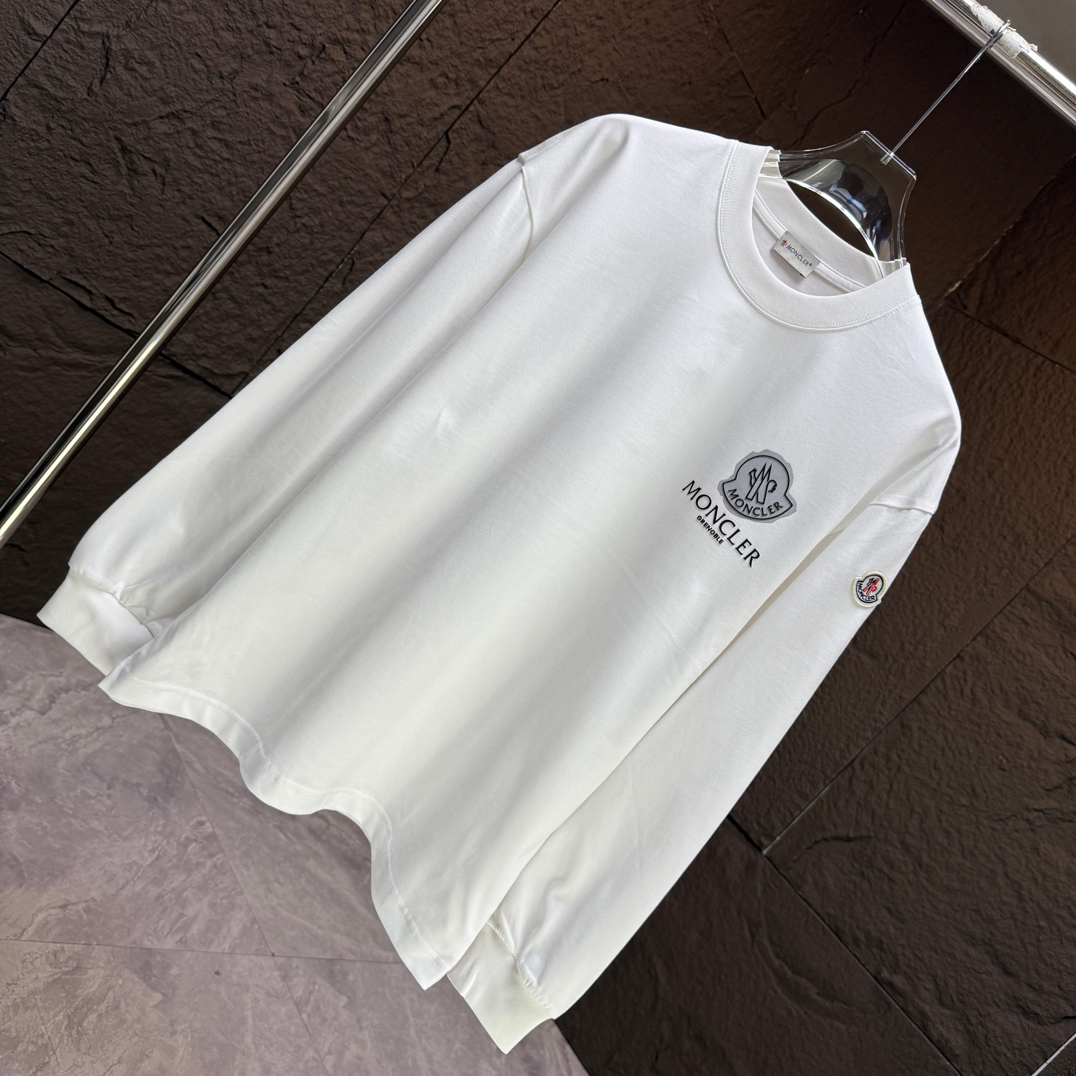 秋冬トレンドのピュアコットンプリントクルーネック長袖Tシャツカジュアルトップス