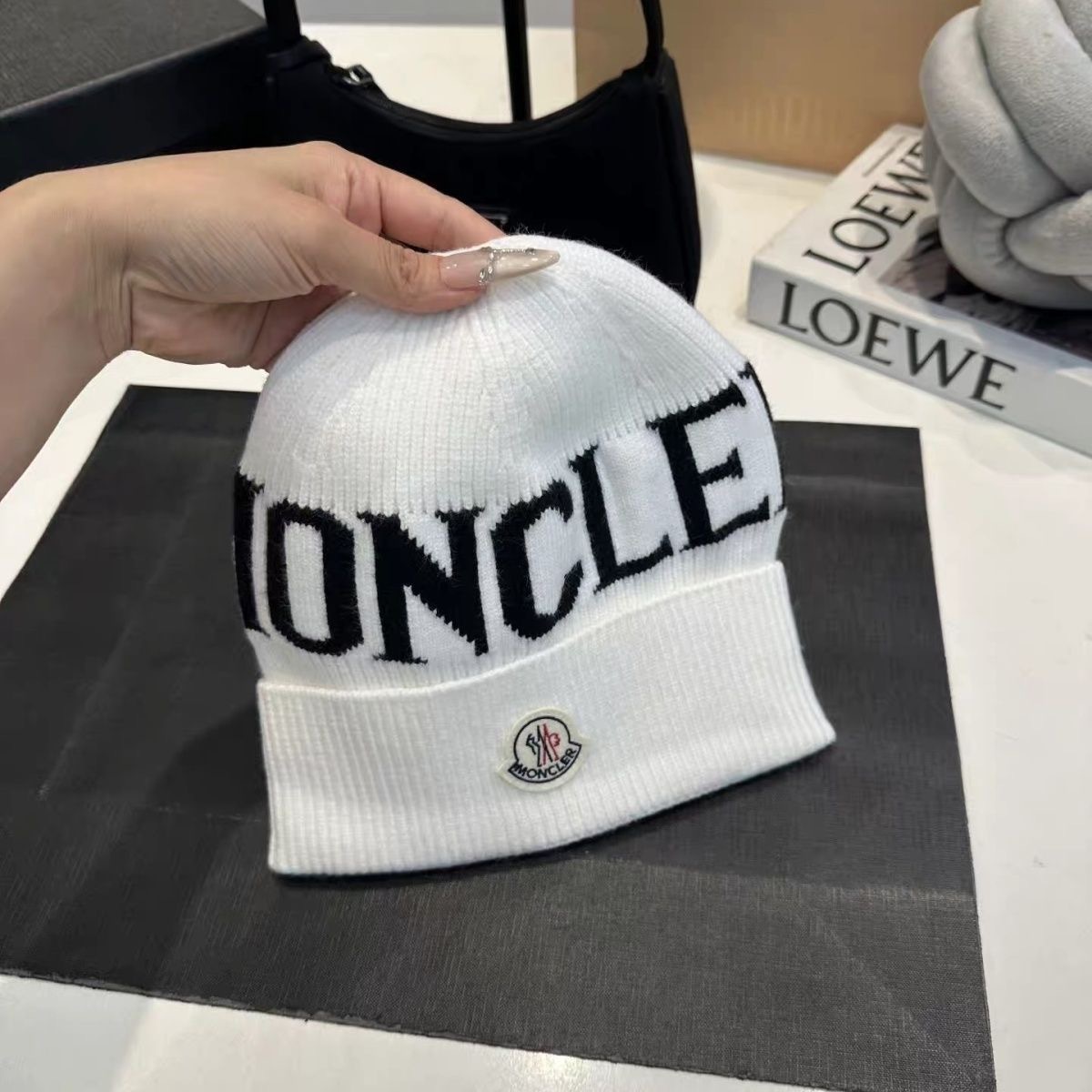 スタイリッシュな刺繍入り文字ウールハット、秋冬ニット帽、ビーニー、暖かいストリートスタイル