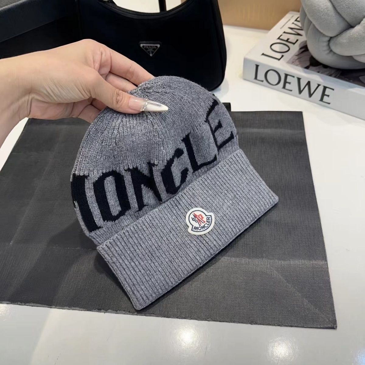 スタイリッシュな刺繍入り文字ウールハット、秋冬ニット帽、ビーニー、暖かいストリートスタイル