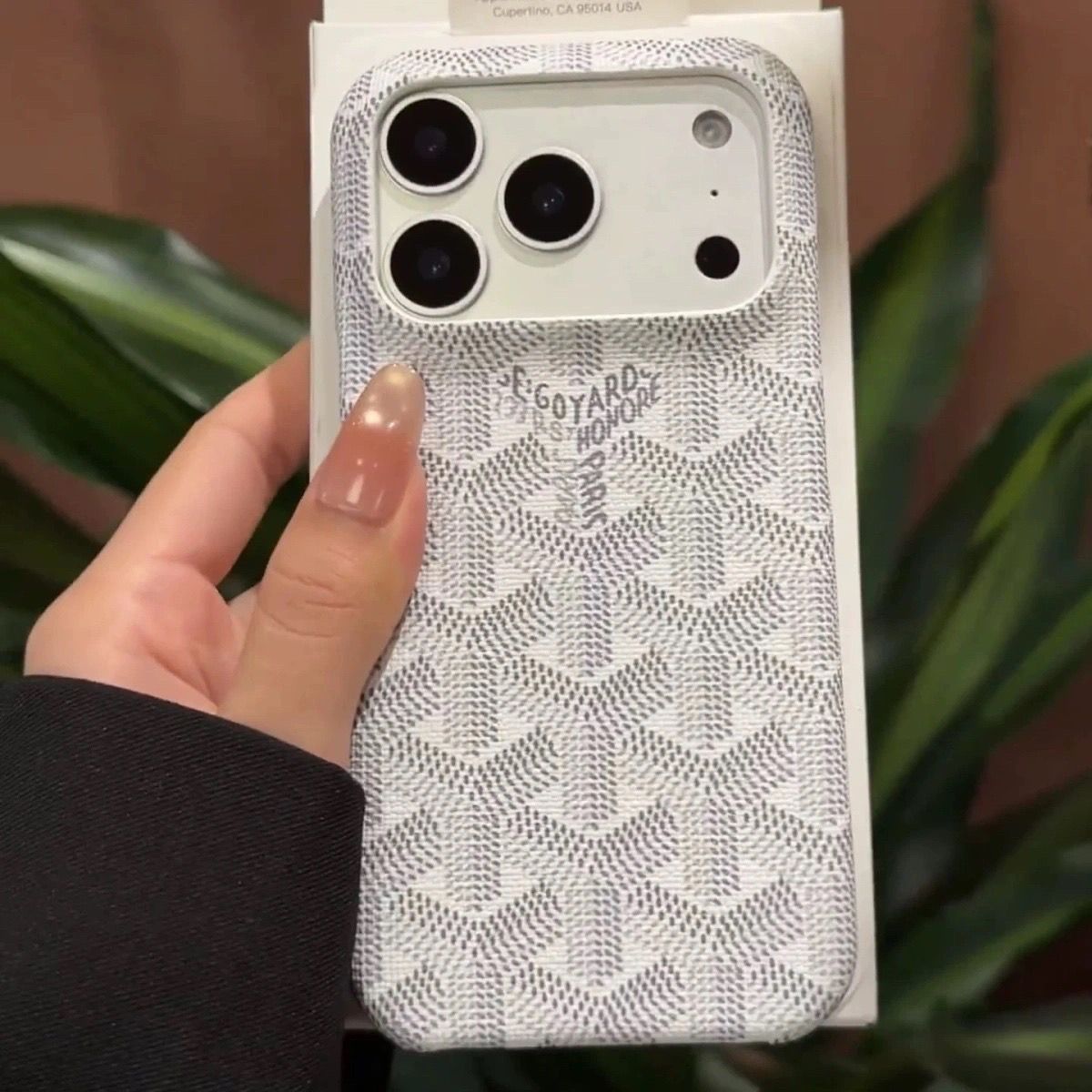 トレンドブランドのスマホケース、セミクローズドハードケース、プレミアムiPhoneケース