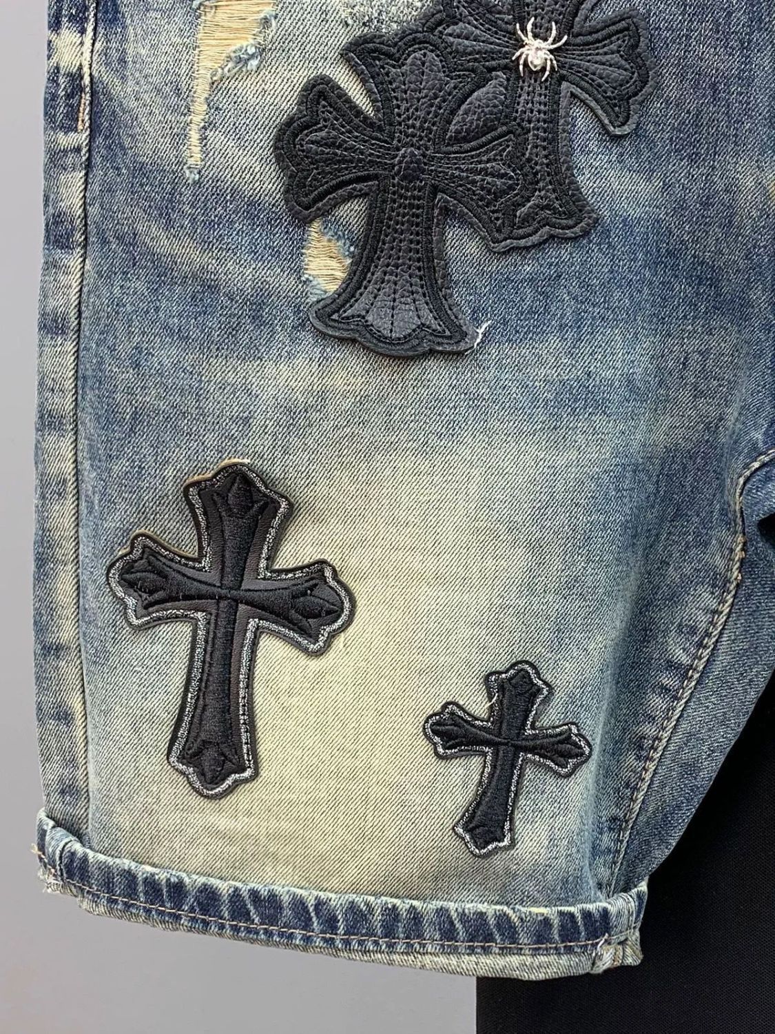 夏のトレンドのレトロな刺繍が施されたメンズデニムショートパンツ、ゆったりとしたストレートレッグの5点パンツ
