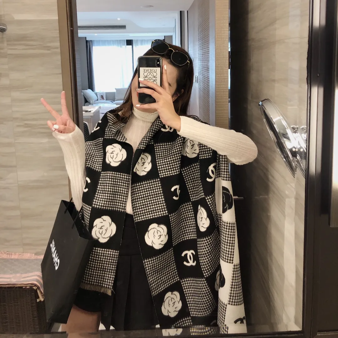 シンプルながら上品！軽くて暖かい、スタイリッシュなマフラーです