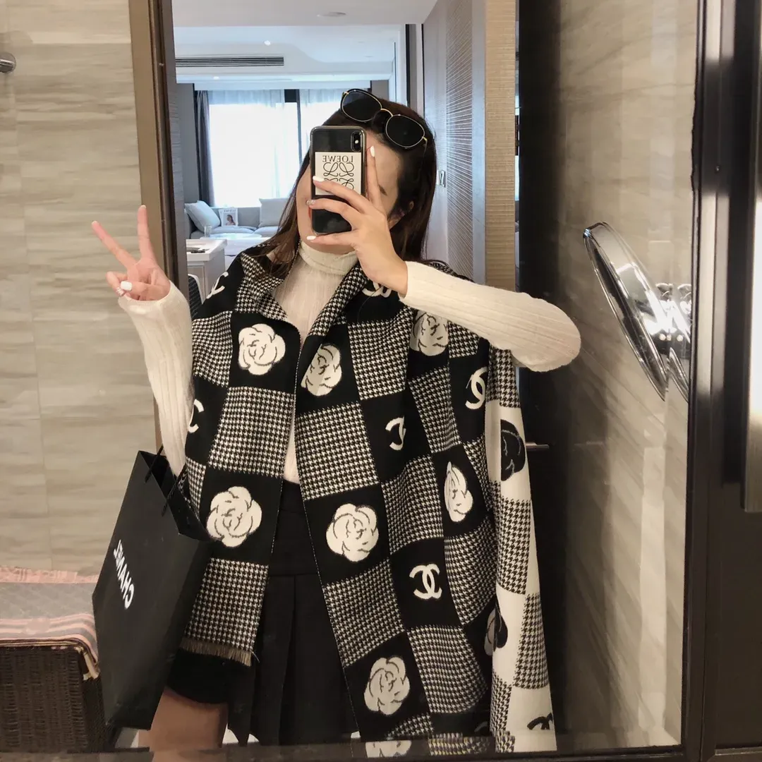 シンプルながら上品！軽くて暖かい、スタイリッシュなマフラーです