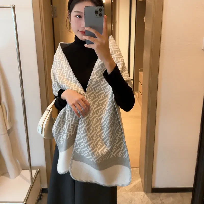 上質感あふれる！ふんわり軽い 手触りの良い 暖か ウール94%、シルク6% マフラー 1