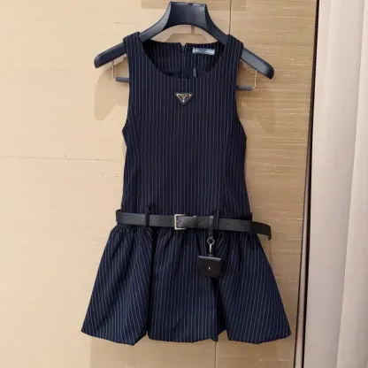 『S-L』好感度100％ 質感のいい フェミニン ストライプ ノースリープ フリル ワンピース