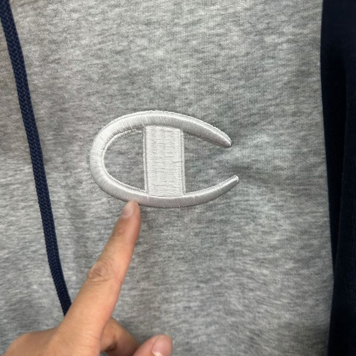 『M-4XL』秋のパーカー、赤と白のカラーブロッキング、クラシックな刺繍のフード付きスウェットシャツ