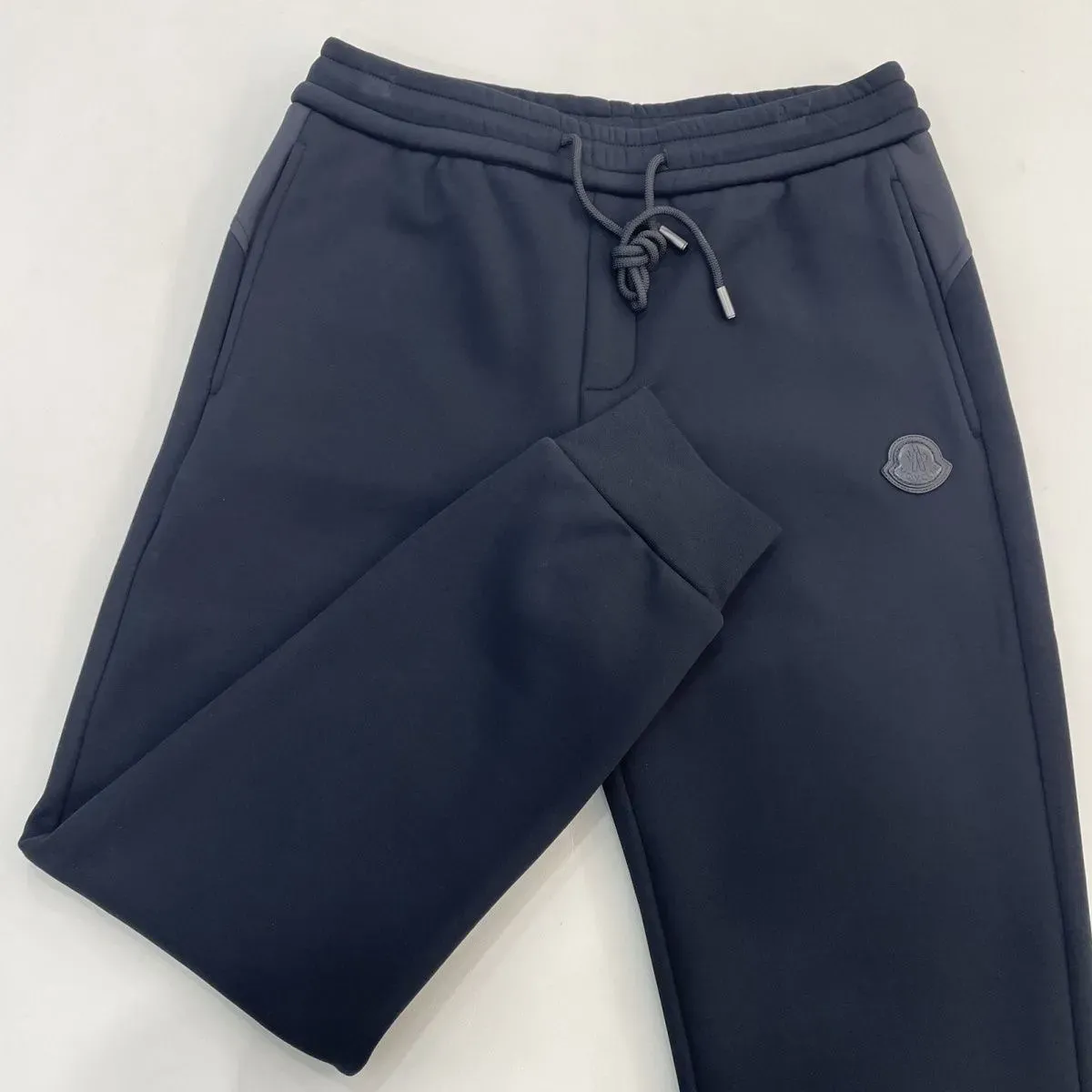 秋冬人気アイテム、裏起毛厚手スウェットパンツ、ストレッチ素材でスタイリッシュなジョガーパンツ