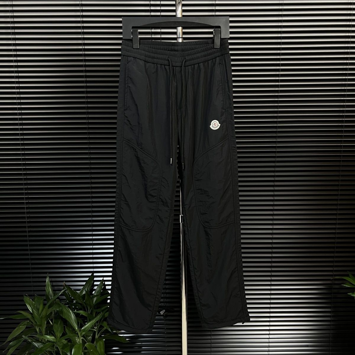 伸縮性のあるウエストバンドを備えた、トレンディでファッショナブルなメンズカジュアルパンツ。