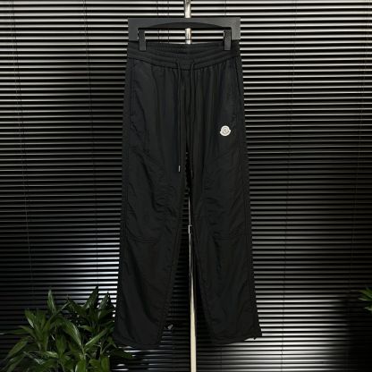 伸縮性のあるウエストバンドを備えた、トレンディでファッショナブルなメンズカジュアルパンツ。