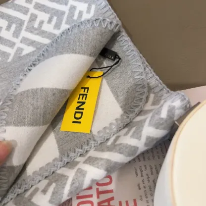 上質感あふれる！ふんわり軽い 手触りの良い 暖か ウール94%、シルク6% マフラー 1