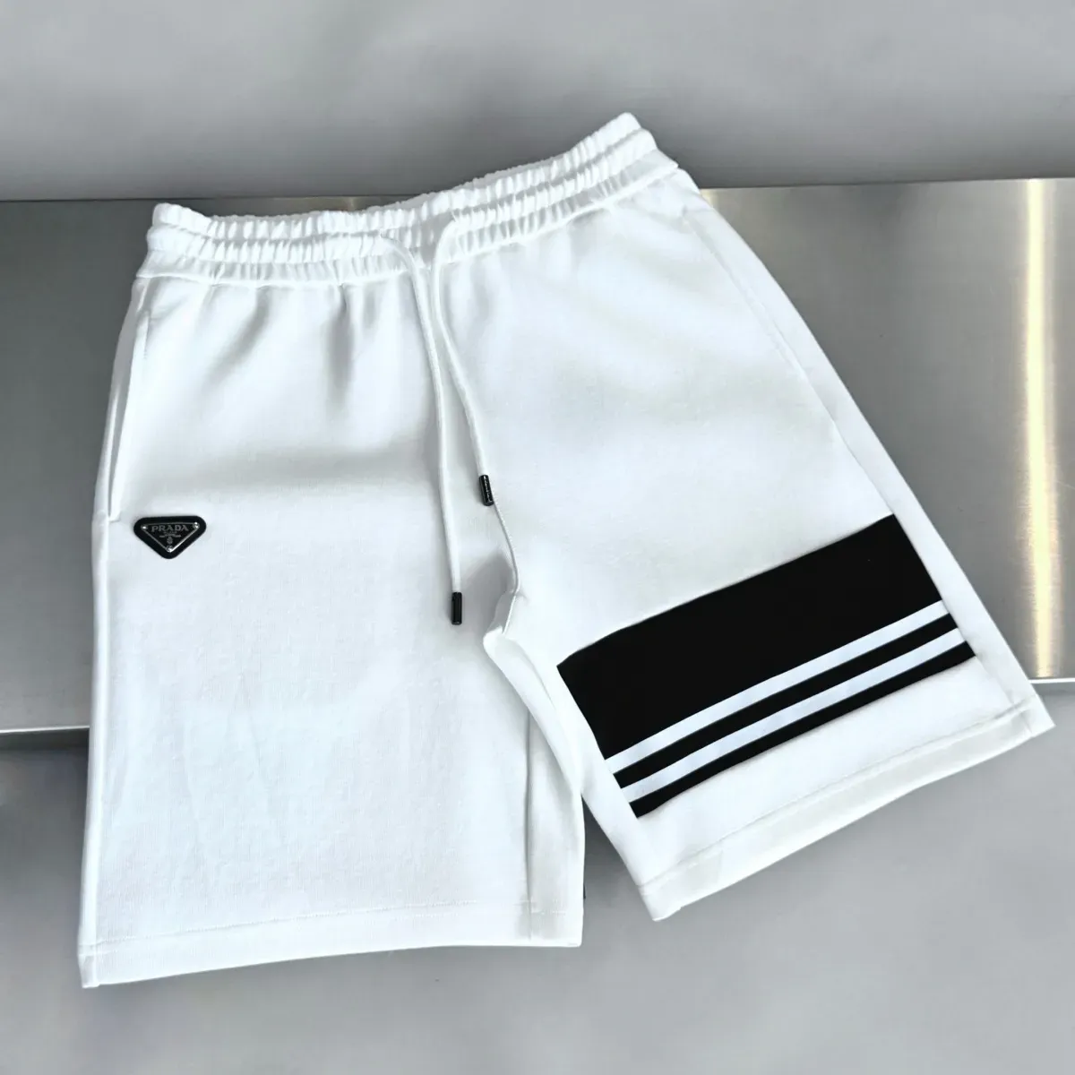 『S-XL』夏物ラグジュアリーメンズカジュアルスーツ ラウンドネック半袖ショートパンツツーピースセット