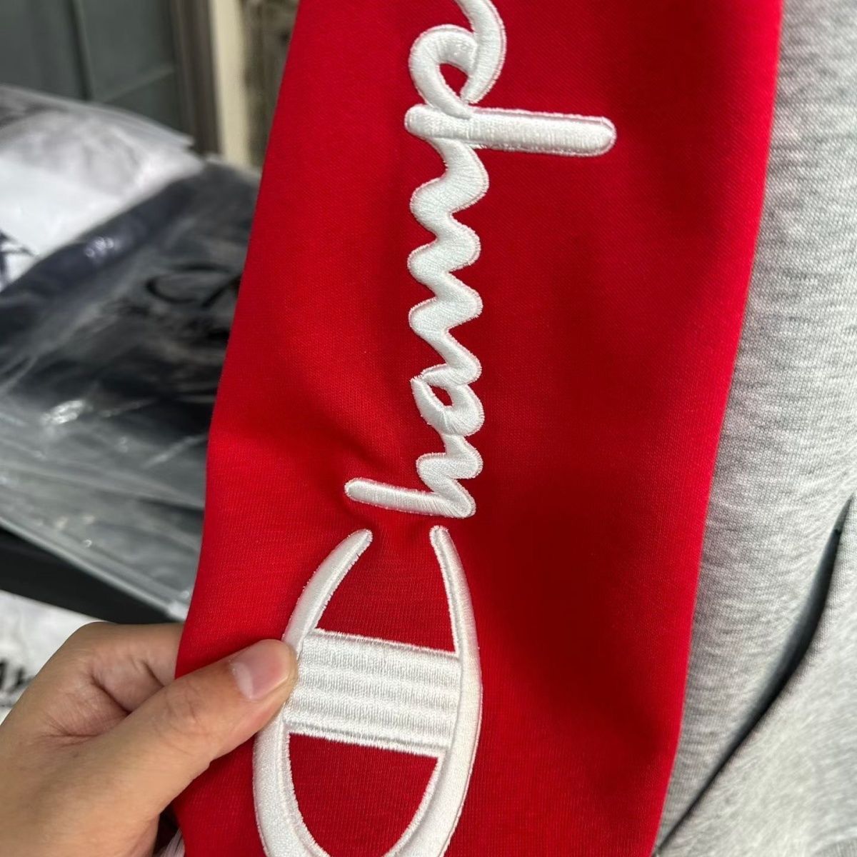 『M-4XL』秋のパーカー、赤と白のカラーブロッキング、クラシックな刺繍のフード付きスウェットシャツ