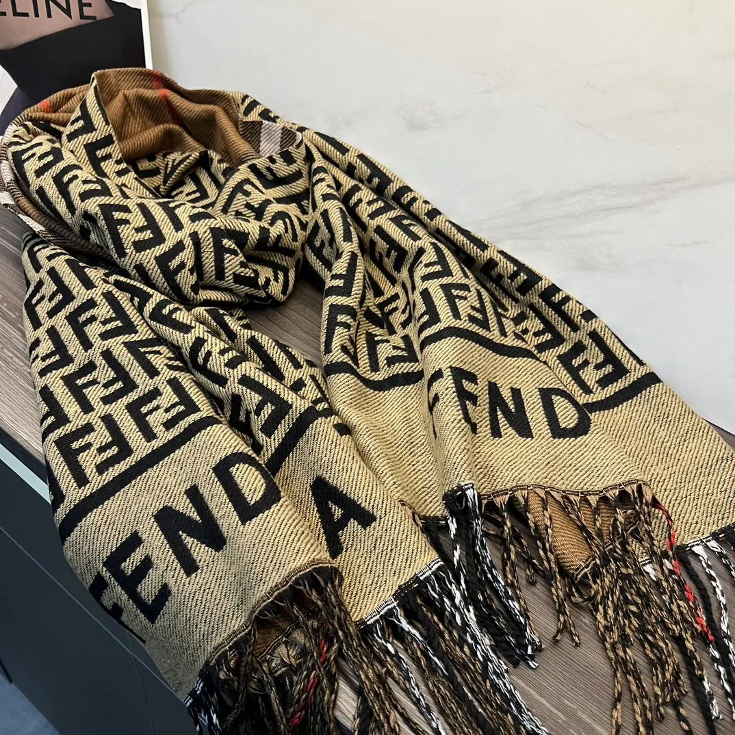 話題の商品 女性らしさアップ なめらか肌触り トレンドマフラー