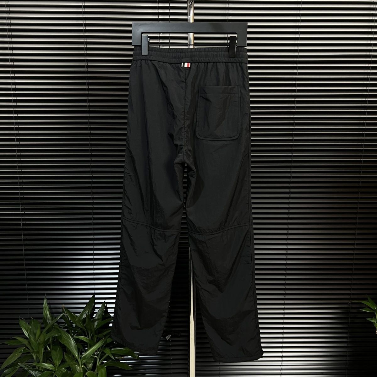 伸縮性のあるウエストバンドを備えた、トレンディでファッショナブルなメンズカジュアルパンツ。