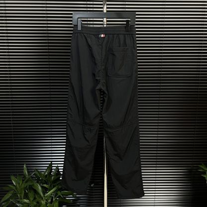 伸縮性のあるウエストバンドを備えた、トレンディでファッショナブルなメンズカジュアルパンツ。